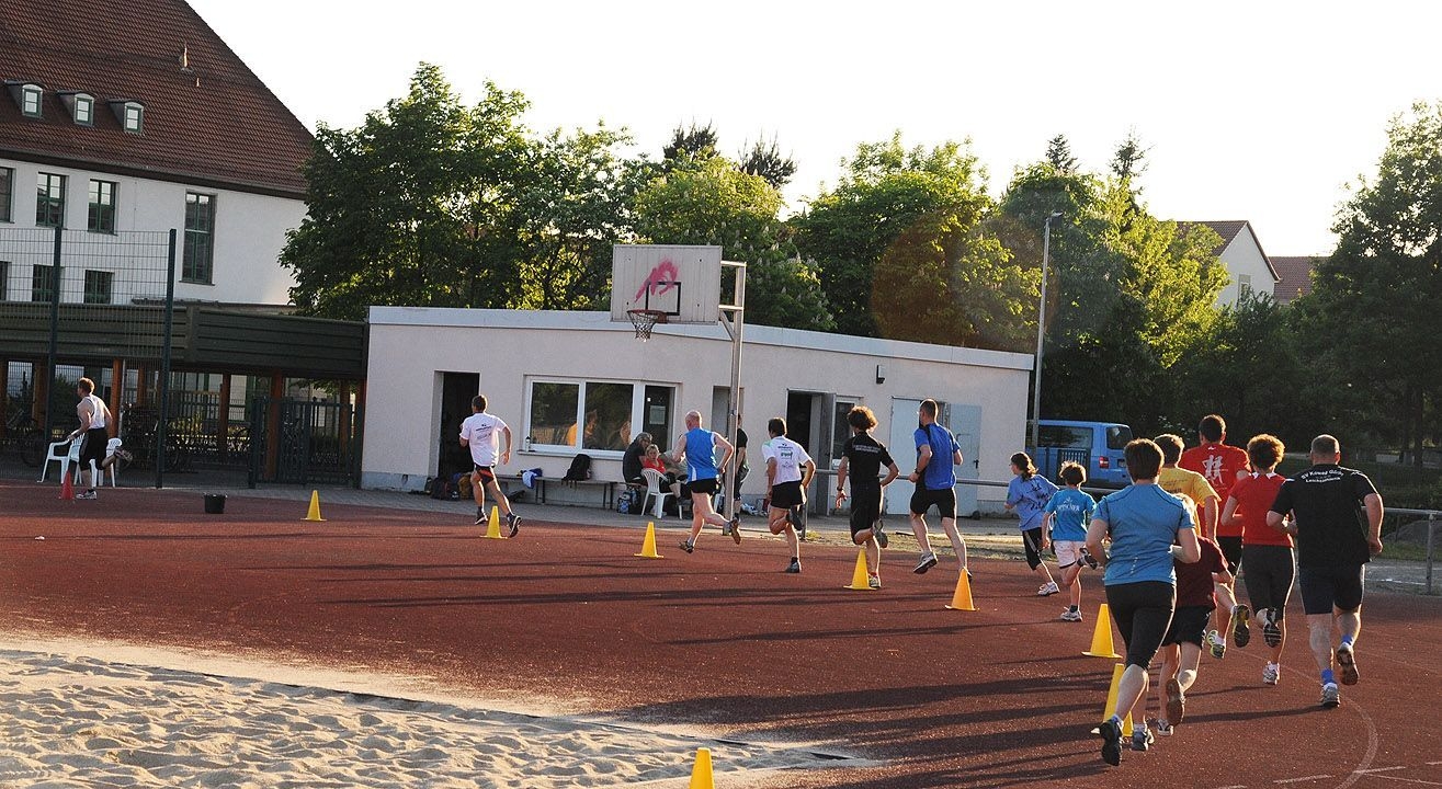 Bild: Zum Ende:das Läuferfeld beim abschließenden 3000 m Lauf startet gegen die tief stehende Sonne