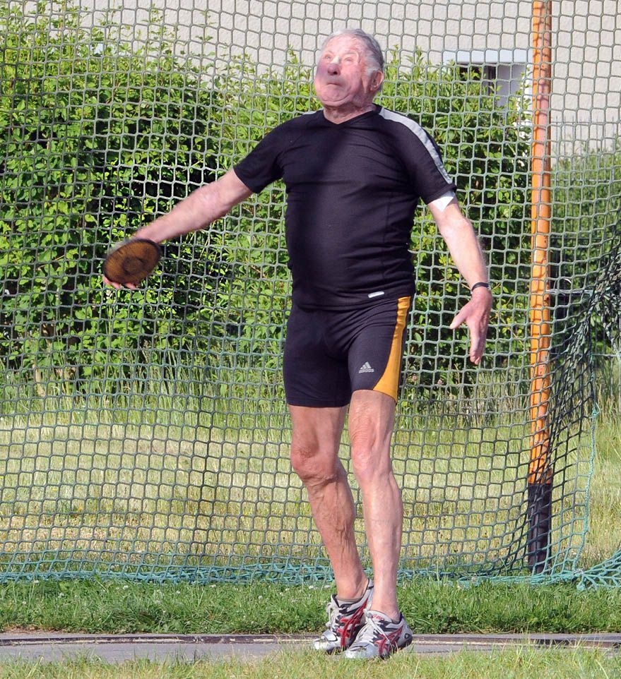 Bild: Vorbild für die Seniorenwerfer: Horst Fuhrmann aus Dippoldiswalde agil in der M80
