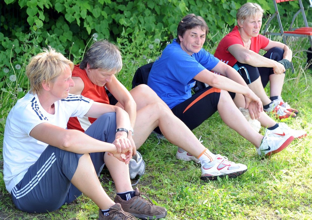 Bild: Vorstartkonzentration W50/55 Mannschaft der LG Neiße: Silvia Schmidt (rechts) konnte sich danach über neue Kreisrekorde der W50 im Hammer- und Diskuswurf freuen