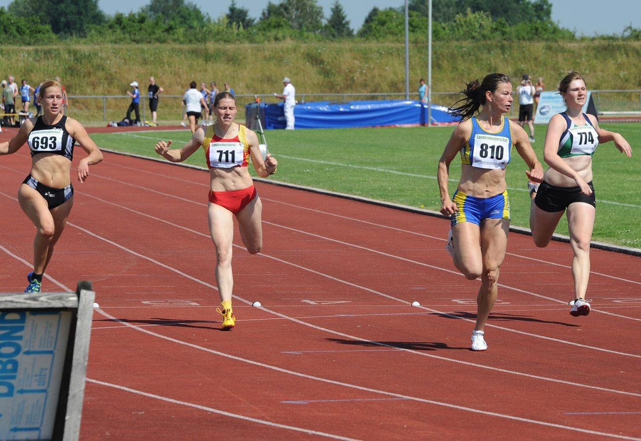 Bild: 2-fache Siegerin des Tages war Sprinterin Daniela Kliche (W30). Hier beim Sieg über 100 m mit 13,08s bei Gegenwind