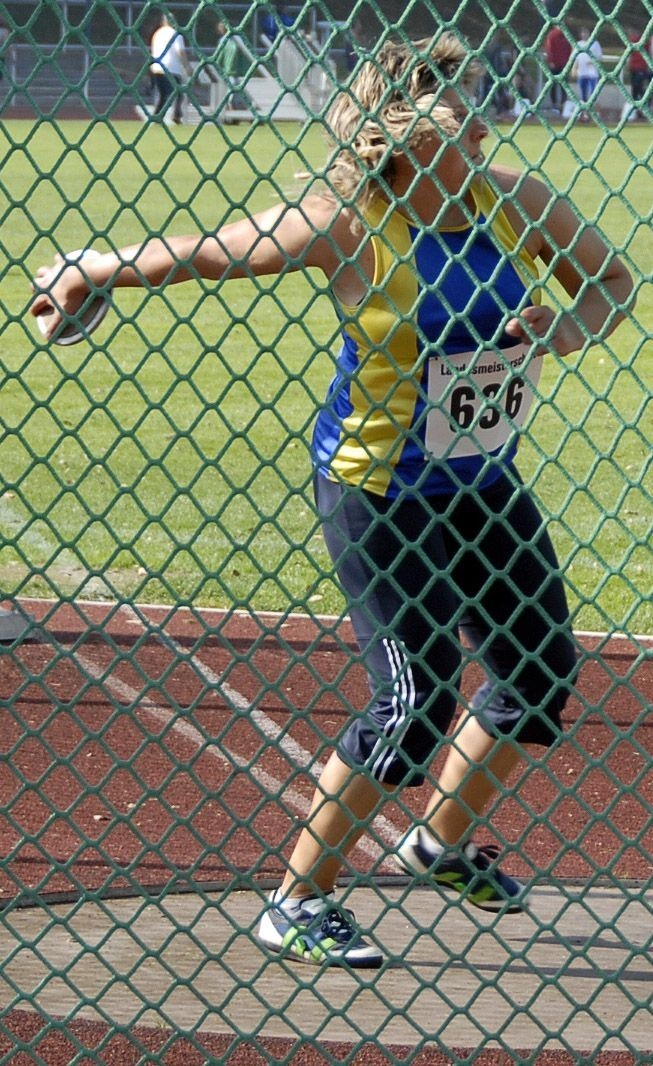 Bild: Unglücklich war Anke Kalbaß mit dem 2. Platz im Diskuswurf der W40 mit 28,34m wegen eines Schiedsrichterfehlers
