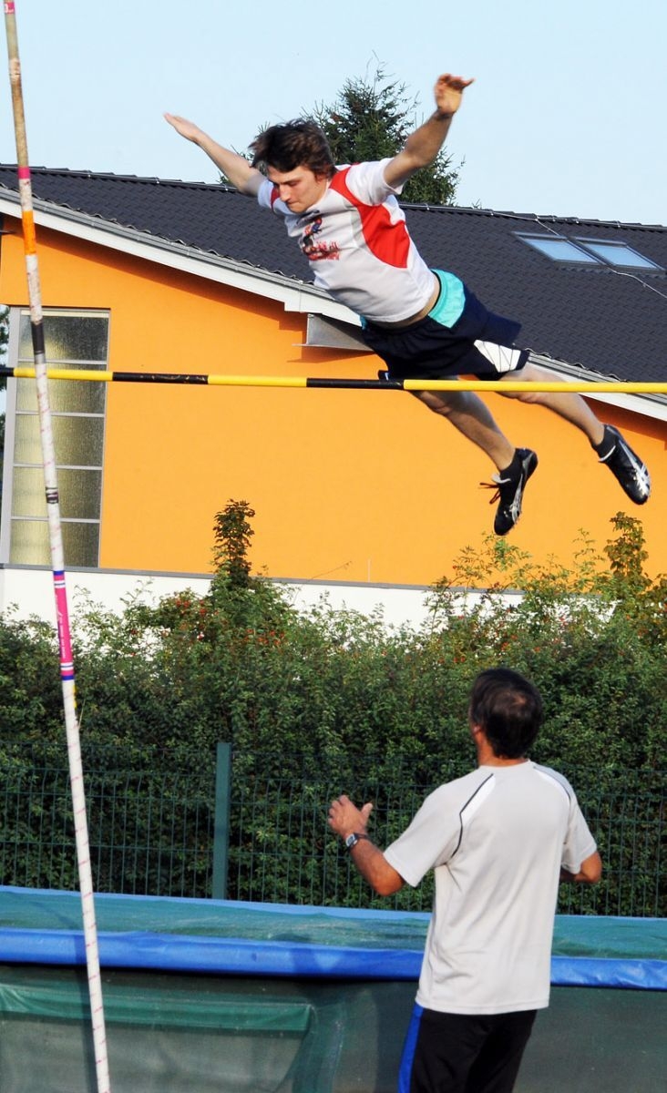 Bild: Überflieger: Florian Knappe mit Haltung über dem Gotteshaus