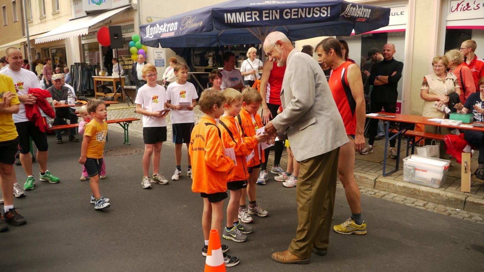 Bild: Team-Lauf-Kinder: Siegerehrung im Teamstaffellauf durch den OB der Stadt Niesky für die Nachwuchsteams des ASV Rothenburg