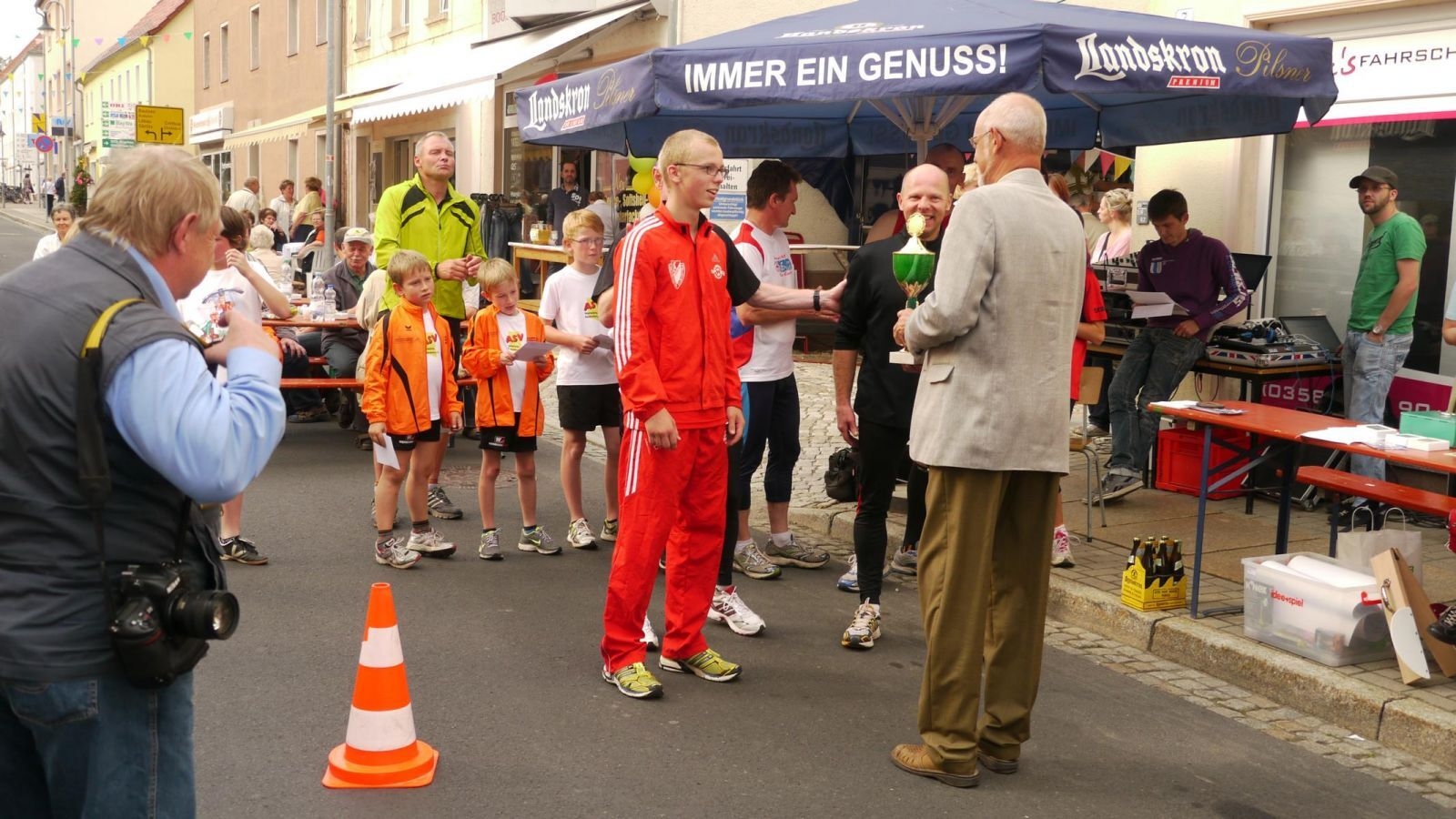 Bild: Der Pokal - OB der Stadt Niesky überreicht den Wanderpokal an das Sieger-Team