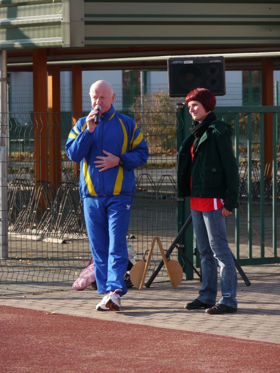 Bild: Frank Tillig bei der Vorstellung des Hauptsponsors der Paarlaufserie 2011/12 - Sparkasse Oberlausitz Niederschlesien (im Bild: Frau Rücker)