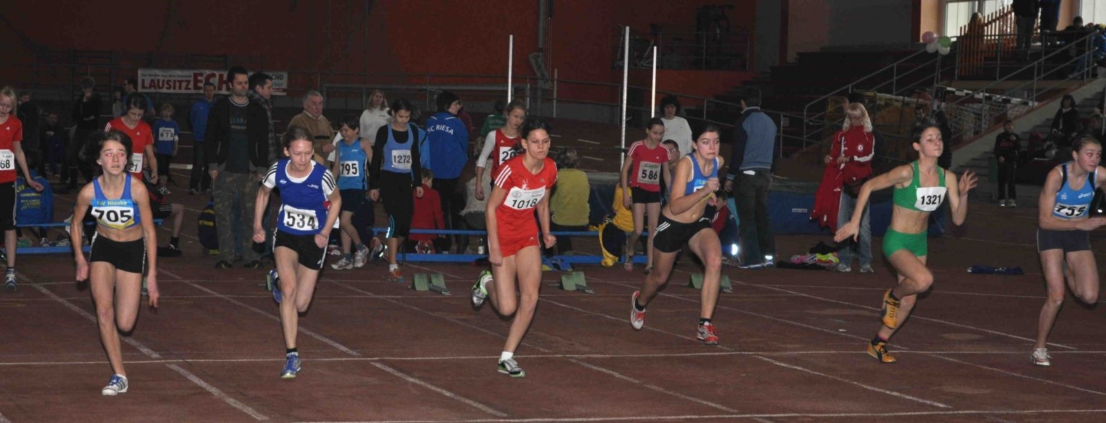 Bild: Henriette Rehle (li) und Johanna Wolff (4.v.l.) beim 60m-Endlauf