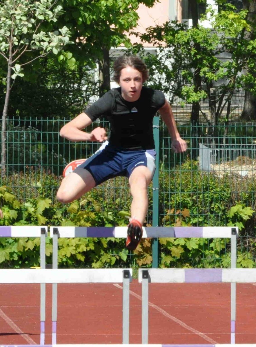 Bild: Aus dem Bildarchiv: Jan Poblocki beim Hürdensprint innerhalb des Blockwettkampfes im Mai 2011