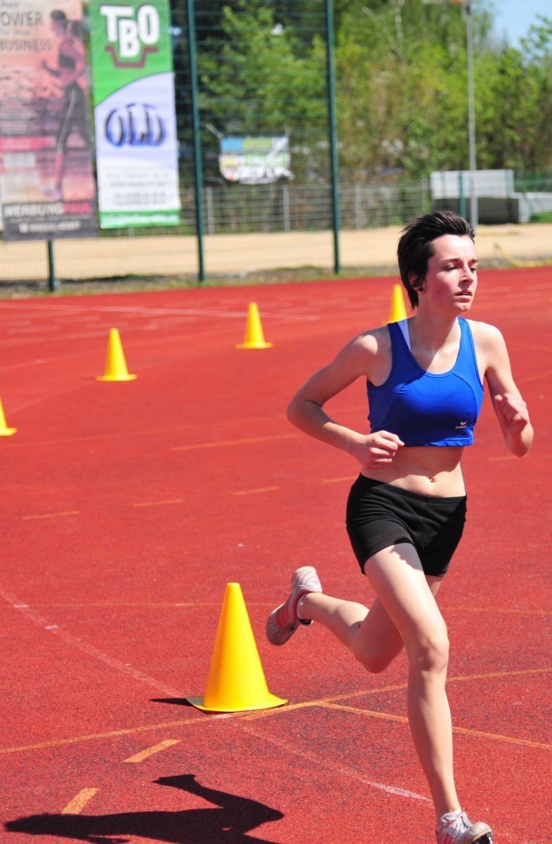 Bild: Allein über 2000 m Elisa Rehle