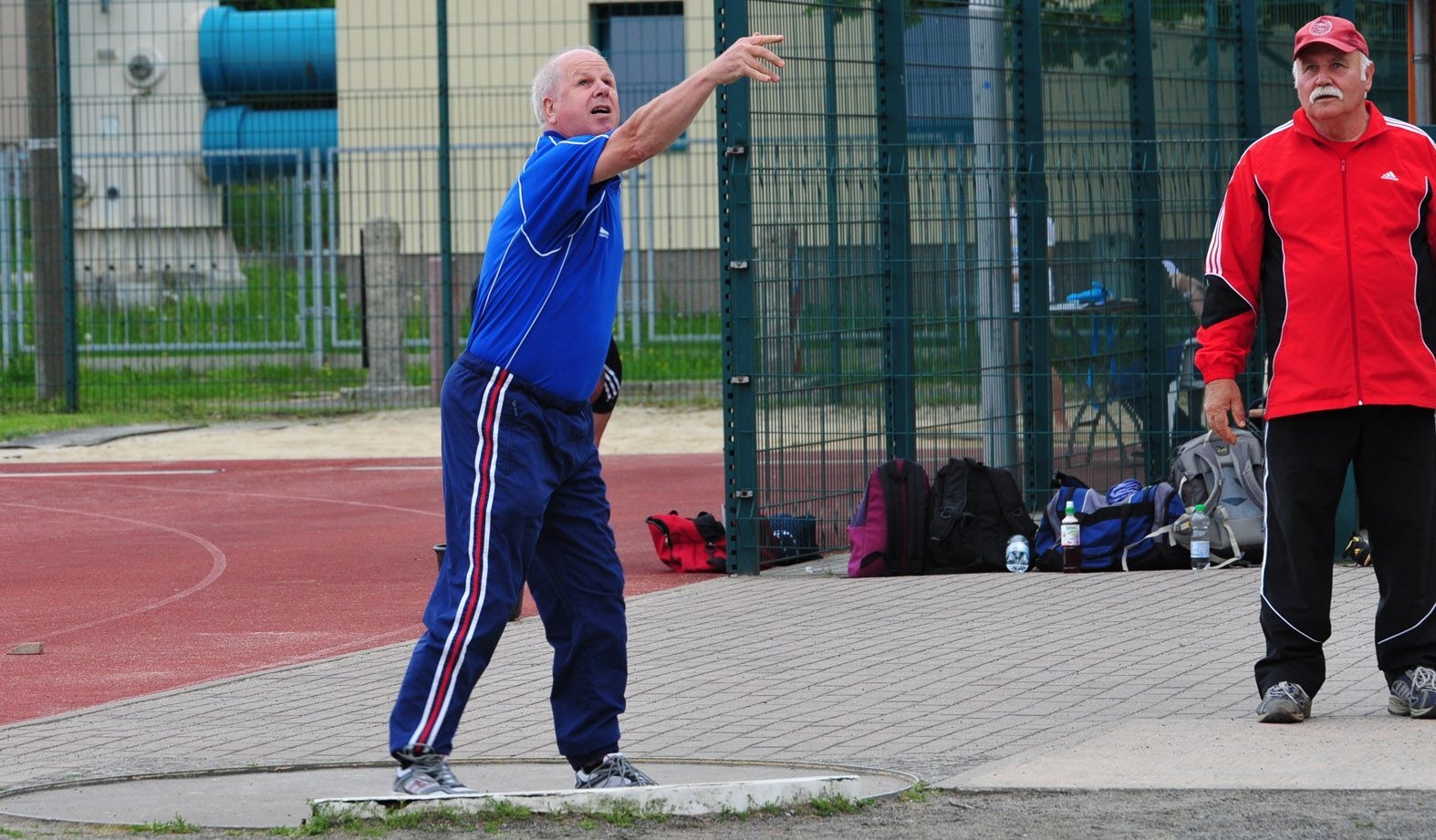 Bild: Glatte 10 Meter legte Ulrich Kreutziger M65 mit der Kugel hin, Peter Hennig schaut gespannt zu