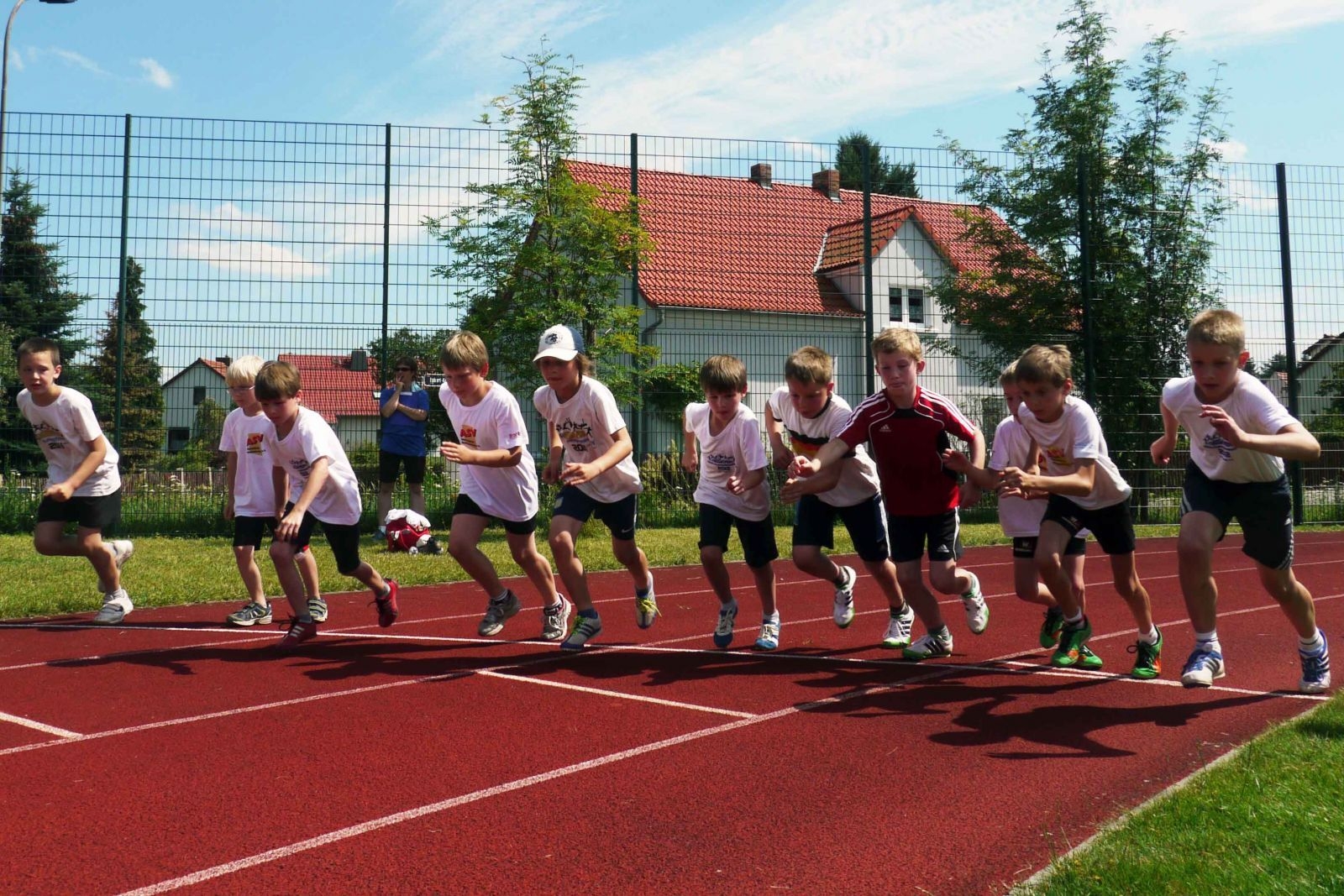 Bild: Start zum abschließenden quälenden 800-m-Lauf der Jüngsten