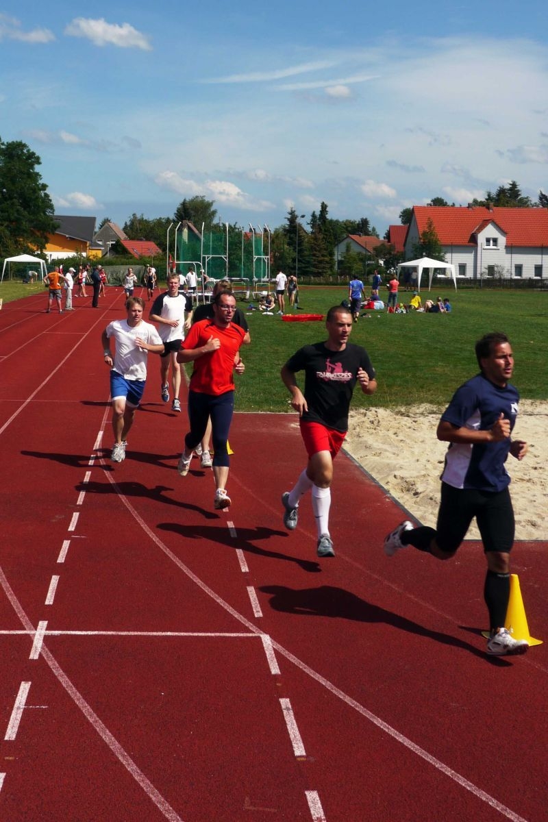 Bild: abschließende lange 1500m bei schweißtreibenden Temperaturen der Männerriegen