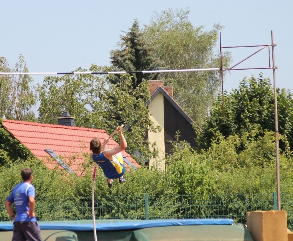 Bild: Florian Knappe (LSV Niesky) erstmals startend bei den Männern er übersprang später als einziger die 3,40m im Stabhochsprung beim diesjährigen Meeting