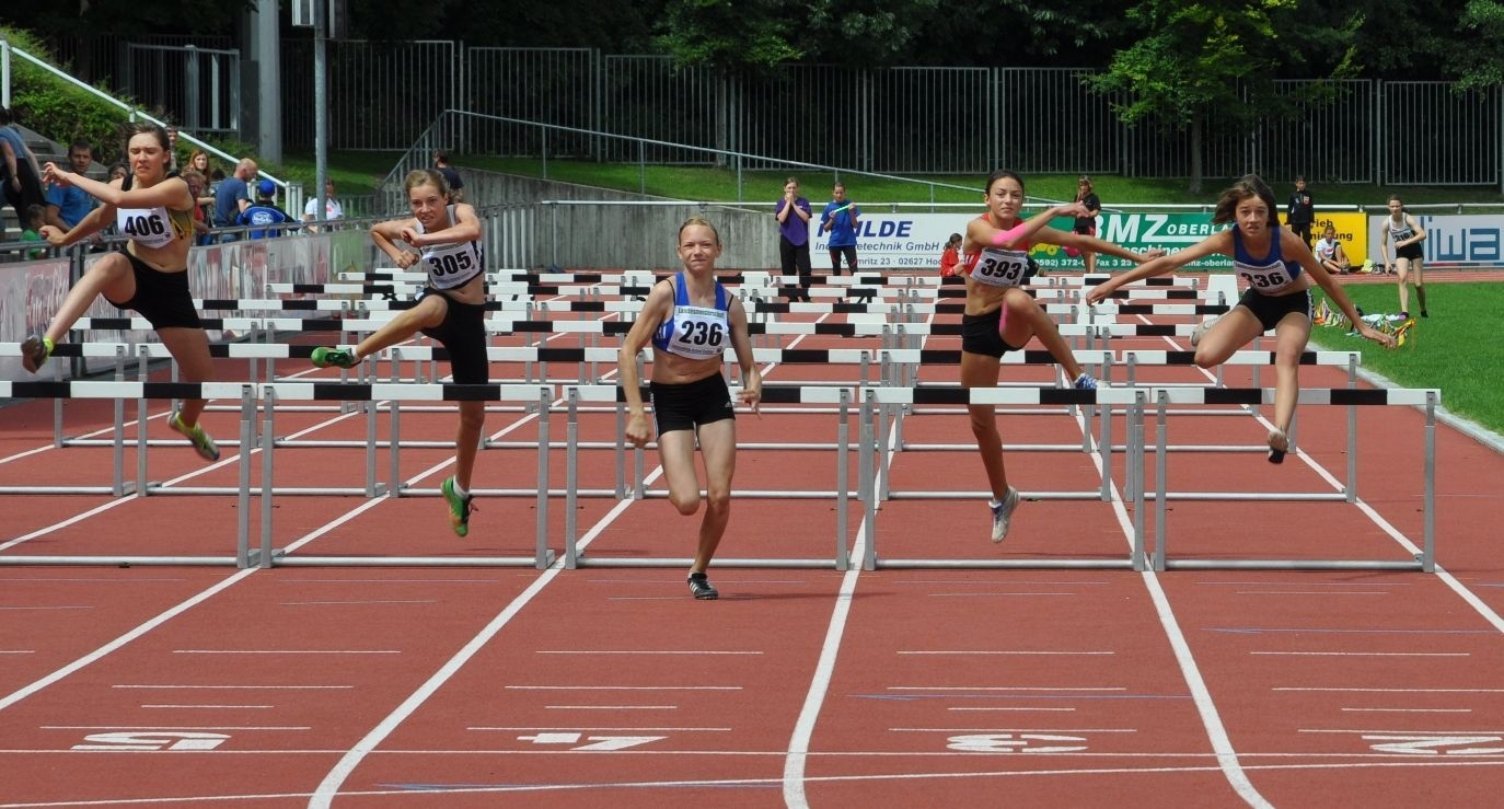Bild: LM: Henriette (re) auf dem Weg zu Silber - 9,82s über 60m H
