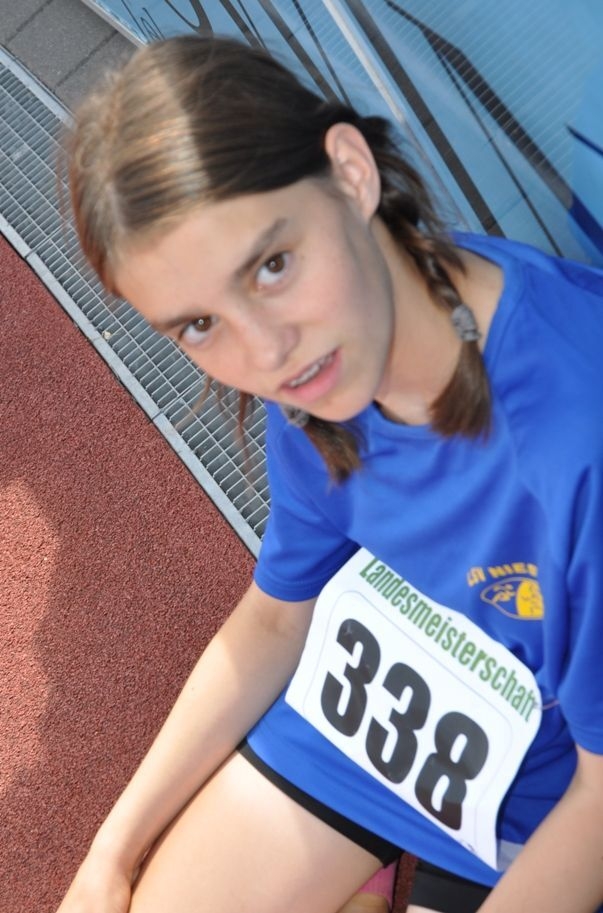 Bild: LM: Jill (W12) schaut schon mal bei Johanna beim Hochsprung zu