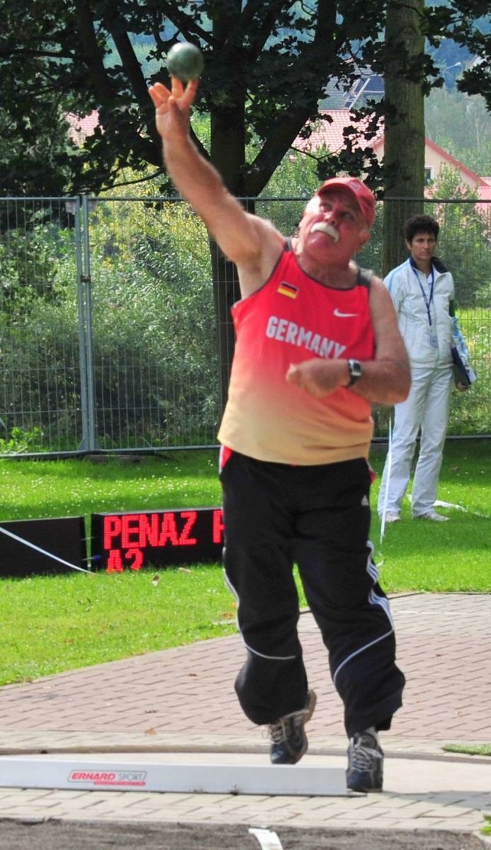 Bild: Oldie im Pech: Peter Hennig lag nach dem Kugelstoß noch auf dem 3. Platz