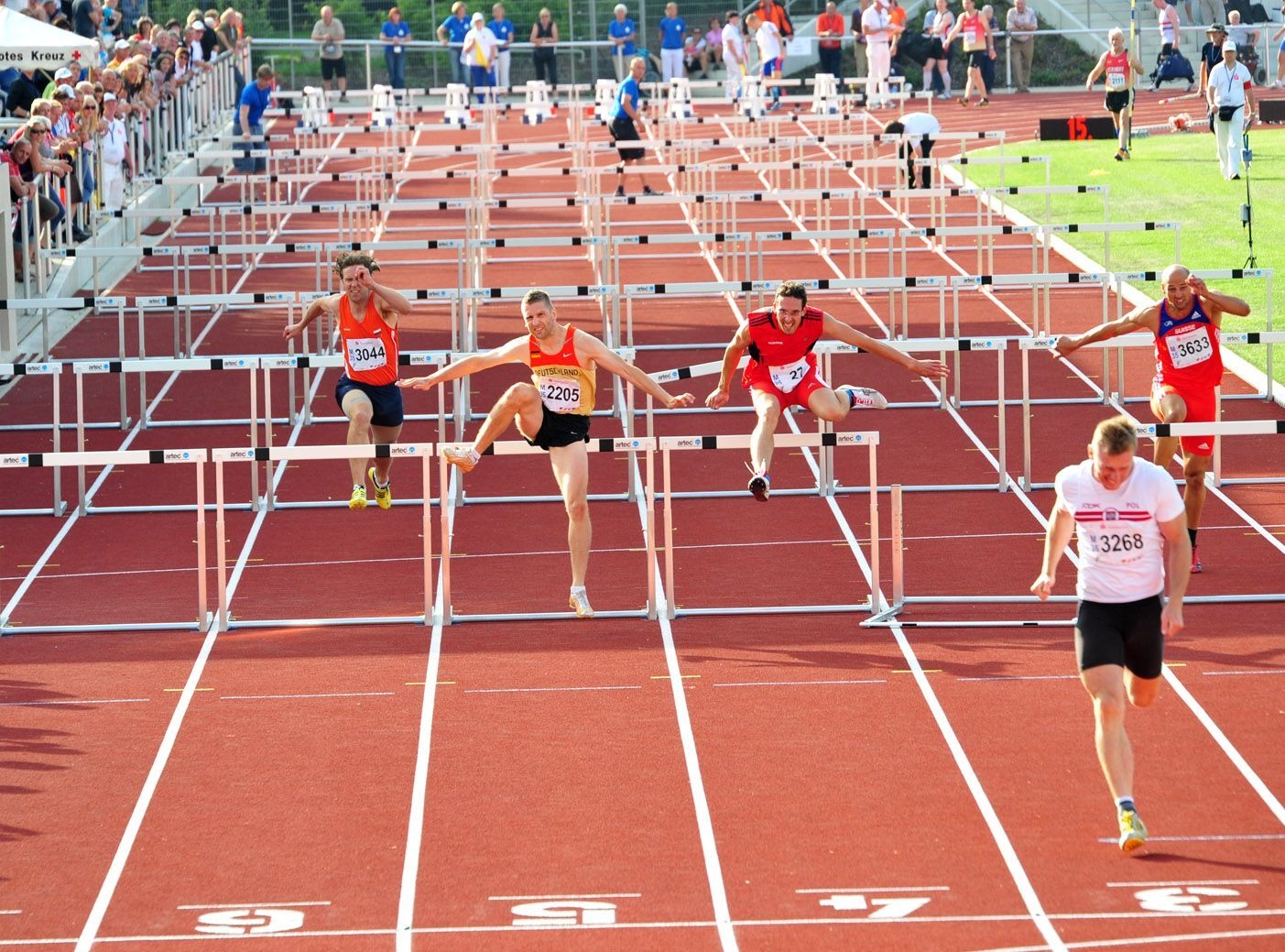 Bild: Auftakt: Steffen Röher (2205) läuft am zweiten Tag 16,99s über 110 m Hürden - Kreisrekord der M35