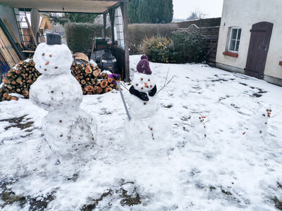 Schneefamilie in Pritzwalk: Der erste richtige Schneemann f&uuml;r meine Kinder und f&uuml;r mich nach &uuml;ber 30 Jahren mal wieder, schreibt Tobias Ott. S  (Bild vergr&ouml;&szlig;ern)
