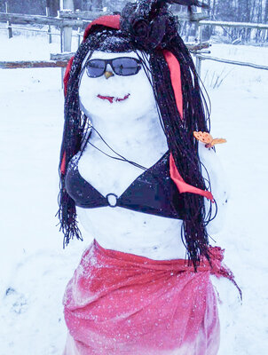 Zwar nicht aus diesem Jahr, aber besonders h&uuml;bsch anzusehen: eine sommerliche Schneefrau von Maria T&auml;ubert. Foto: Privat  (Bild vergr&ouml;&szlig;ern)