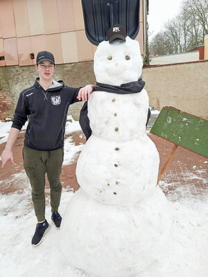 Lebensgro&szlig;er Schneemann mit Schaufel von Maximiliam Schoof.  (Bild vergr&ouml;&szlig;ern)