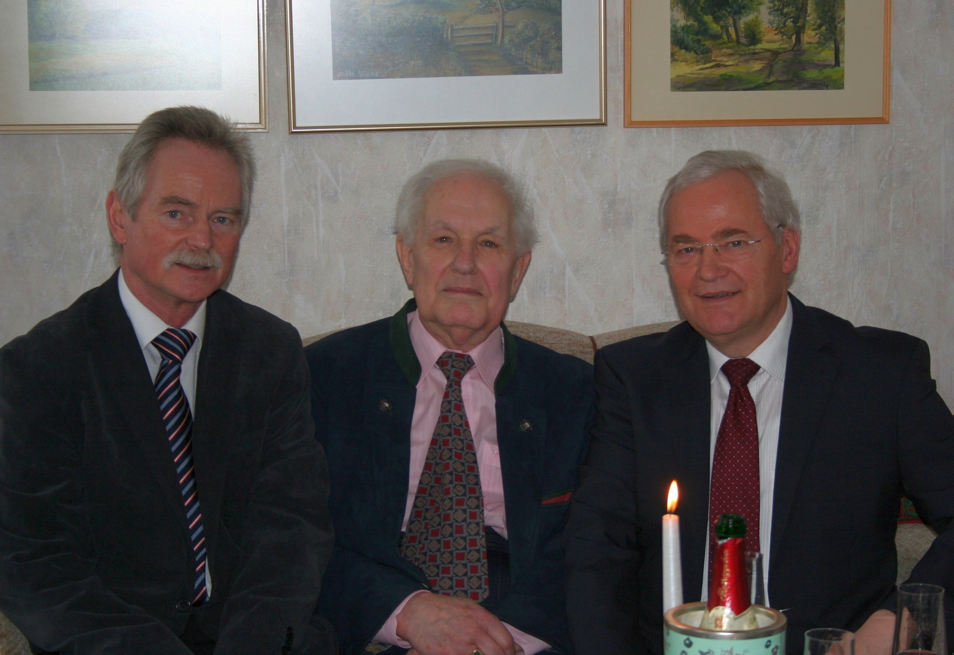 Bild: 22.02.2016 - Bürgermeister Dr. Michael Koch (li.) und Altbürgermeister Ernst Wellmer (re.) gratulieren dem Jubilar zum 85. Geburtstag