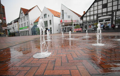 Wasserspiele in der Fu&szlig;g&auml;ngerzone  (Bild vergr&ouml;&szlig;ern)
