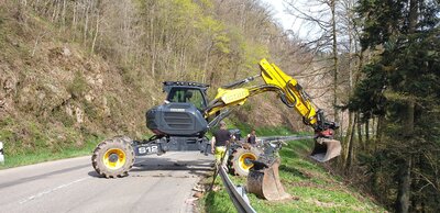 Schreitbagger bei der Sanierung der Ableitung ins Schl&uuml;chttal  (Bild vergr&ouml;&szlig;ern)