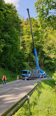 Sanierung der Ableitung ins Schl&uuml;chttal - Materialtransport per Autokran (Mai 2022)  (Bild vergr&ouml;&szlig;ern)