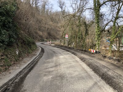 Die Stra&szlig;endecke ist abgefr&auml;st; der Kanalgraben ebenfalls (25.03.2021)  (Bild vergr&ouml;&szlig;ern)