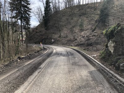 Die Stra&szlig;endecke ist abgefr&auml;st; der Kanalgraben ebenfalls (25.03.2021)  (Bild vergr&ouml;&szlig;ern)