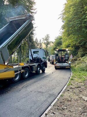 24.09.2021 - die ersten 1.700m (aus Richtung Gutenburg) sind fertig asphaltiert!  (Bild vergr&ouml;&szlig;ern)