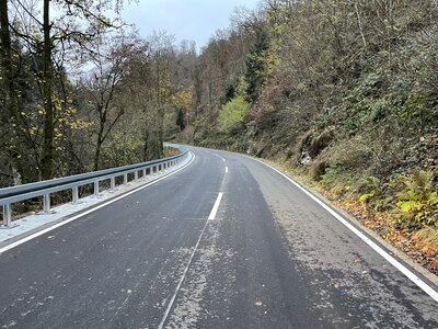 15.11.2021 Der Asphalt ist eingebaut und die Leitplanken auf den Kopfbalken sind beinahe fertig.  (Bild vergr&ouml;&szlig;ern)