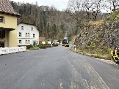 16.11.2021 Der Asphalt in Witznau wird eingebracht.  (Bild vergr&ouml;&szlig;ern)