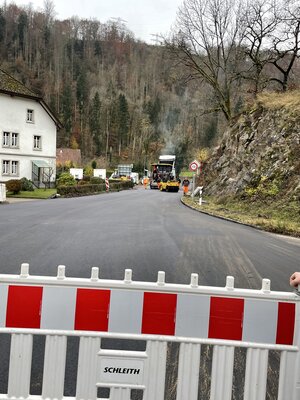 16.11.2021 Der Asphalt in Witznau wird eingebracht.  (Bild vergr&ouml;&szlig;ern)