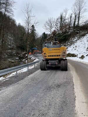 15.12.2021 Die Leitplanken im oberen Schl&uuml;chttal werden montiert.  (Bild vergr&ouml;&szlig;ern)