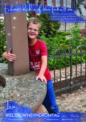 Ein Bild voller Lebensfreude, ein Strahlen, das von Herzen kommt. Das ist Lars! Ein ehrlicher, begeisterungsf&auml;higer 13j&auml;hriger Junge, der Weihnachtslieder auch im Sommer liebt und jedes Lied von Mickie Krause mitsingen kann, gerne Ski f&auml;hrt und Fu&szlig;ball spielt. Ein "normaler" Junge mit einem Chromosom mehr. 