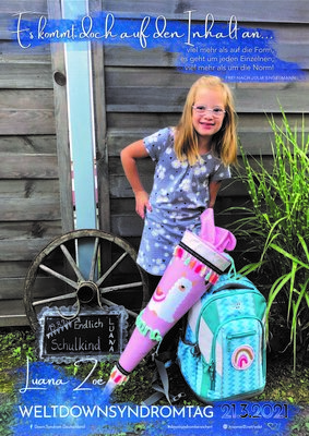 Das Bild zeigt Luana stolz mit ihrer Schult&uuml;te und ihrem Ranzen - ein Bild vom 1. Schultag wie von vielen anderen auch. 