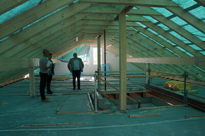 Vorschaubild: 11.Mai 2021 Baustellenbegehung im Dachgeschoss durch Bürgermeister Thomas Zenker, den Planer Herrn Weihmann und die Projektverantwortliche Frau Gnauck