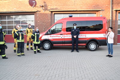 Foto des Albums: Übergabe des neuen Mannschafttstransportwagens