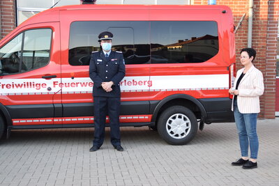 Foto des Albums: Übergabe des neuen Mannschafttstransportwagens
