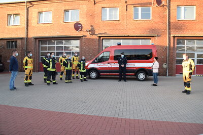 Foto des Albums: Übergabe des neuen Mannschafttstransportwagens