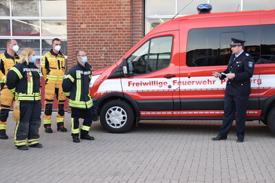 Foto des Albums: Übergabe des neuen Mannschafttstransportwagens