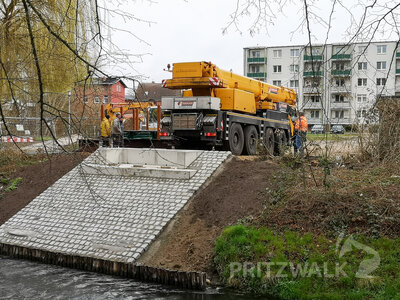 Foto des Albums: Neue Brücke über die Dömnitz wird aufgesetzt