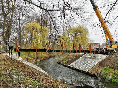 Foto des Albums: Neue Brücke über die Dömnitz wird aufgesetzt