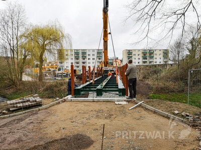 Foto des Albums: Neue Brücke über die Dömnitz wird aufgesetzt