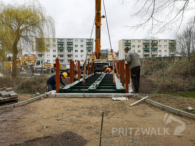 Foto des Albums: Neue Brücke über die Dömnitz wird aufgesetzt