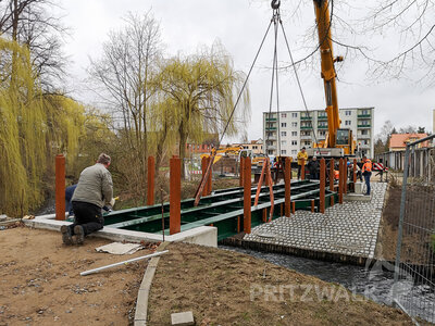 Foto des Albums: Neue Brücke über die Dömnitz wird aufgesetzt
