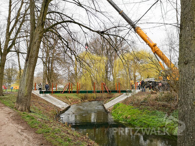 Foto des Albums: Neue Brücke über die Dömnitz wird aufgesetzt