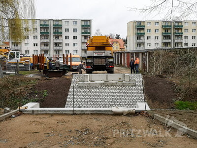 Foto des Albums: Neue Brücke über die Dömnitz wird aufgesetzt