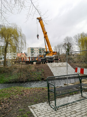 Foto des Albums: Neue Brücke über die Dömnitz wird aufgesetzt