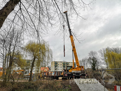 Foto des Albums: Neue Brücke über die Dömnitz wird aufgesetzt